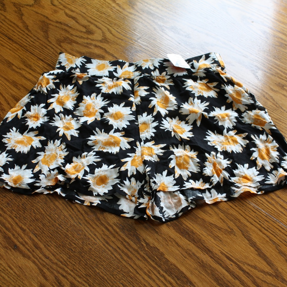 Mine Black White Flower Shorts